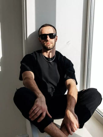 Черная футболка мужская оверсайз рваная с дырками