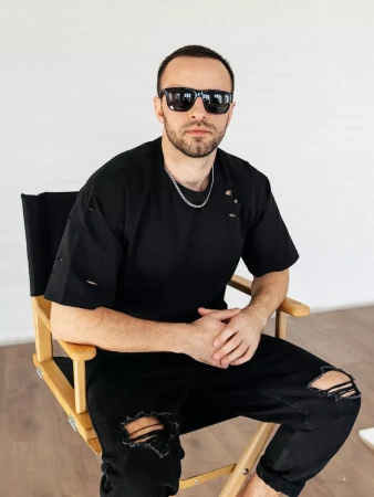 Черная футболка мужская оверсайз рваная с дырками