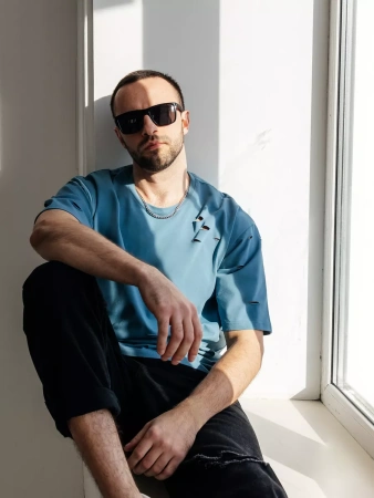 Футболка базовая рваная оверсайз с дырками