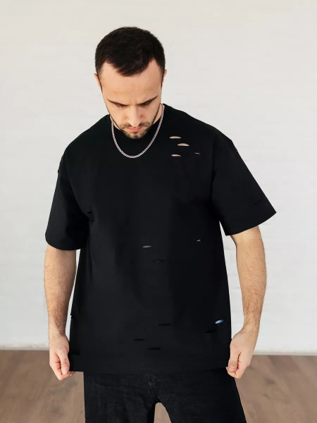 Черная футболка мужская оверсайз рваная с дырками